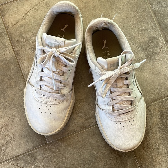 Woman’s size 7 Puma shoes - Picture 2 of 5